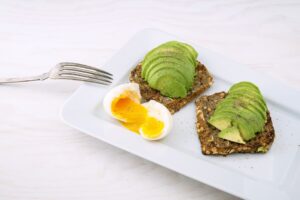 Eiwitrijk ontbijt met avocado toast en gepocheerd ei