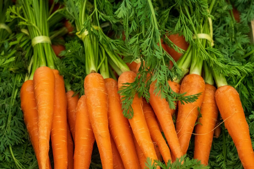 Verse wortels op de markt, passend bij gezond afvallen