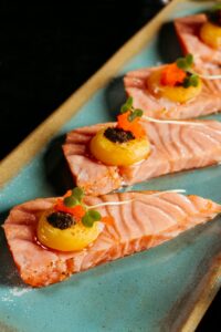 Gezond avondeten met zalm en groenten voor één persoon