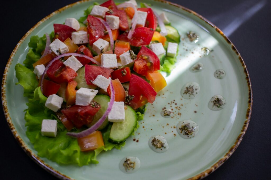 Verzadigende Griekse salade met feta, olijven en groente