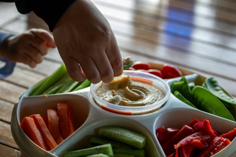 Gezonde tussendoortjes voor kinderen: groentereepjes met hummus