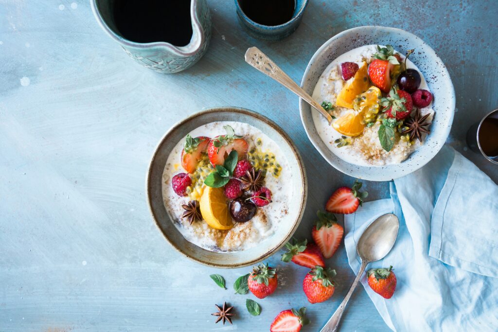 Kom warme havermoutpap met vers fruit, ontbijt met natuurlijk licht