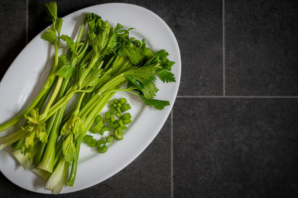 Bord met verse groene groenten, passend bij de schijf van vijf