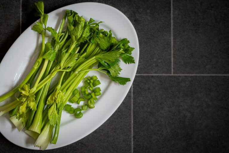 Bord met verse groene groenten, passend bij de schijf van vijf