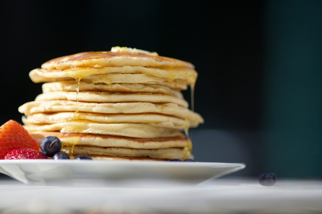 Gezond ontbijt voor kinderen met mini pannenkoekjes en fruit