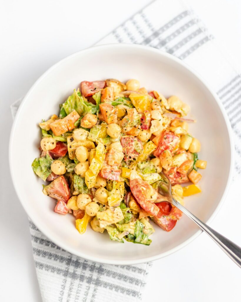 Kom met kikkererwtensalade als gezonde lunch zonder brood