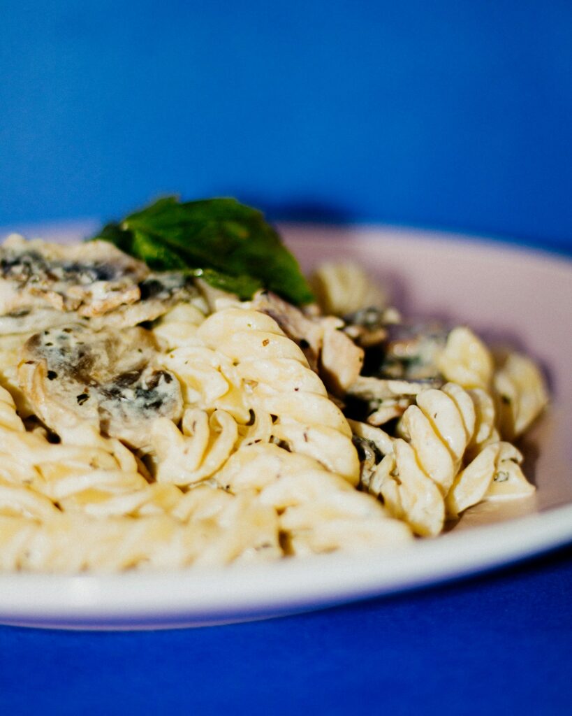 Romige pasta met spinazie en paddenstoelen als gezond avondeten