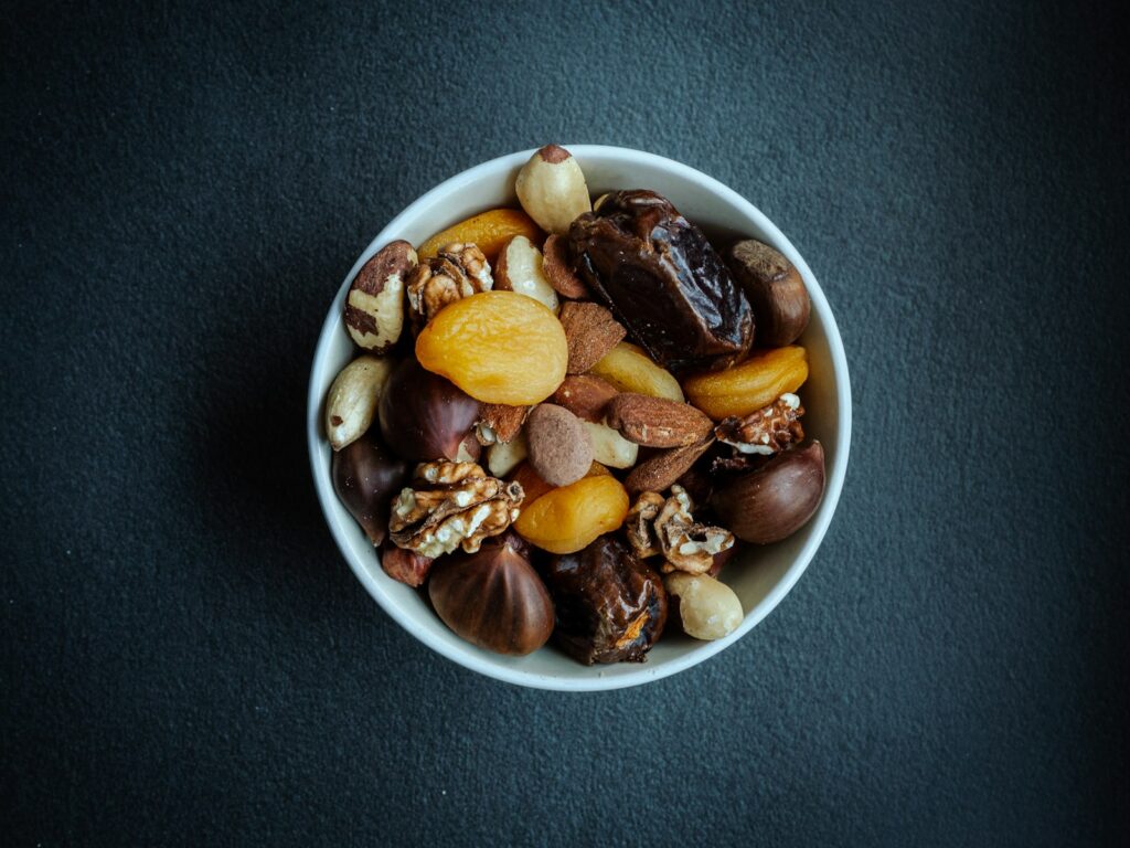 Gezonde tussendoortjes zoals noten en fruit uit de supermarkt