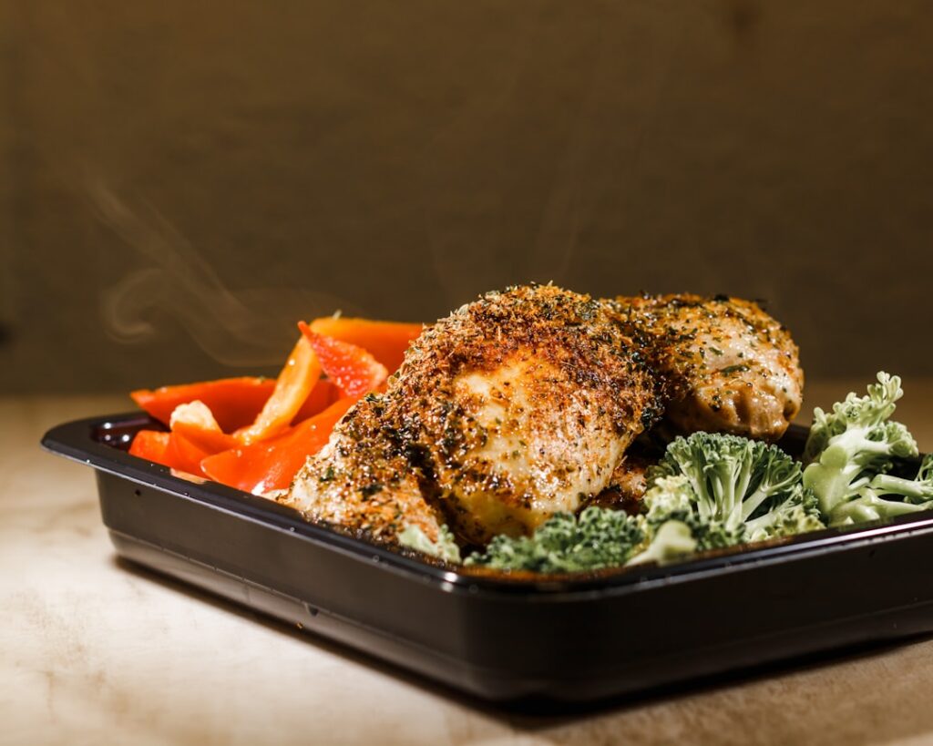 Koolhydraatarm gerecht met kip, broccoli en paprika