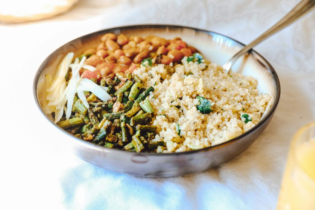 Simpele gezonde maaltijd met quinoa, bonen en groenten in een kom