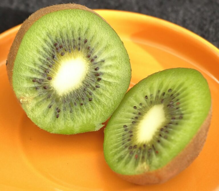 Twee helften van een kiwi op een oranje bord