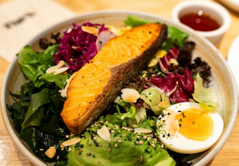 Salade met zalm, avocado en een zachtgekookt ei, voeding met vitamine D