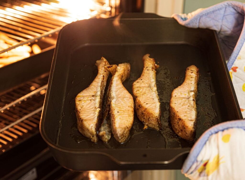 Zalm uit de oven: vier gebakken zalmfilets in een ovenschaal