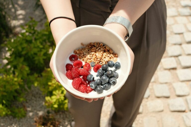 Kom met muesli, yoghurt en bessen als gezond ontbijt tijdens de zwangerschap