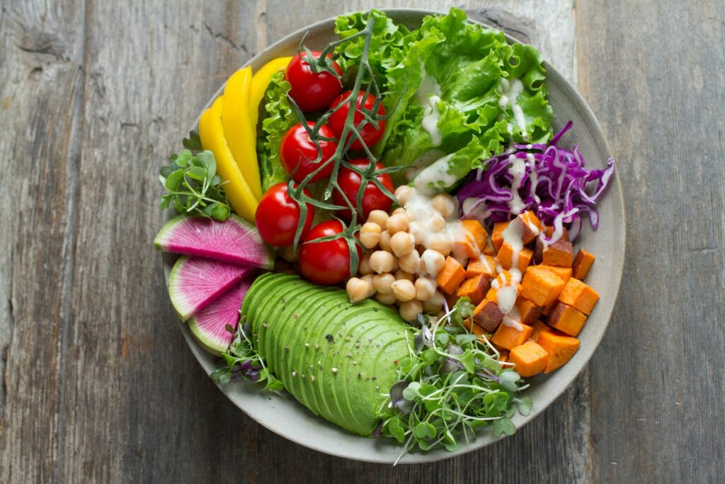 Kom met kleurrijke groentesalade als voorbeeld van de Schijf van Vijf