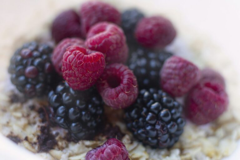 Overnight oats met amandelmelk, bosbessen en frambozen in een kom