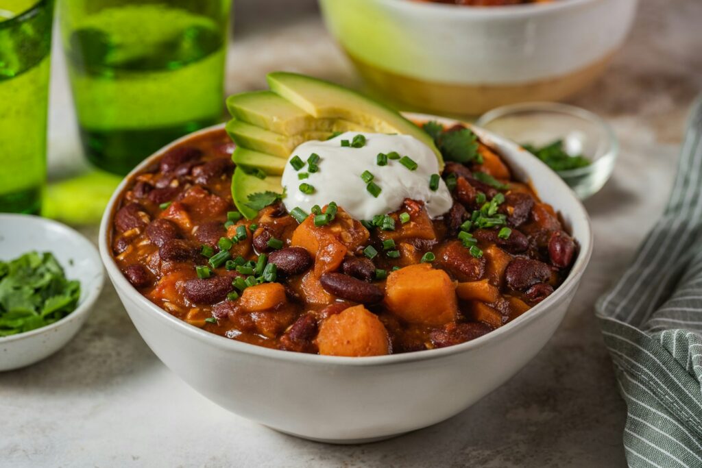 Kom vegetarische chili sin carne met rode bonen en avocado