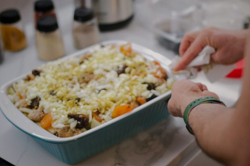 Ovenschaal met kip, aardappeltjes en groenten, klaar om de oven in te gaan