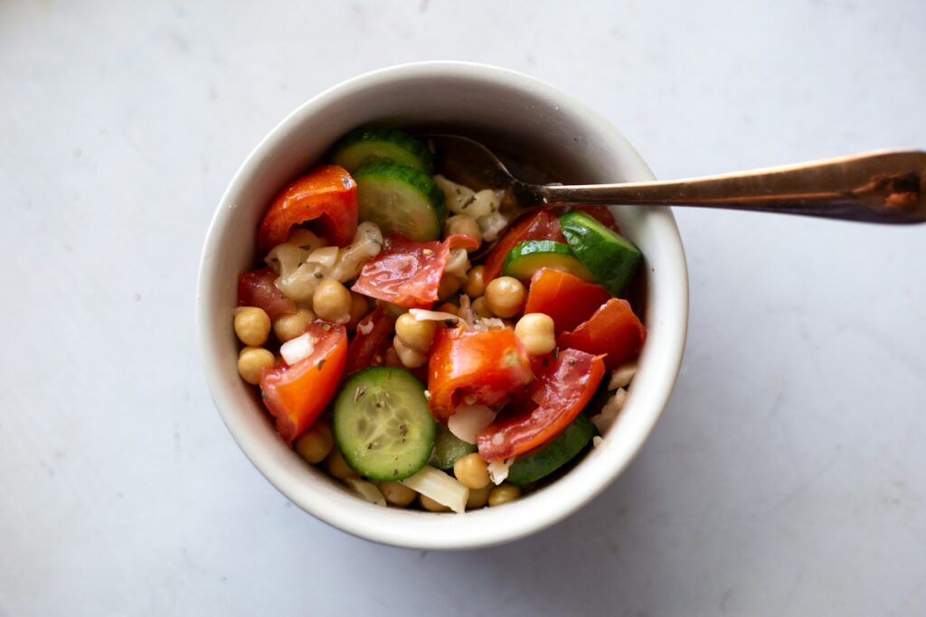 Kikkererwtensalade met komkommer en tomaat in een kom
