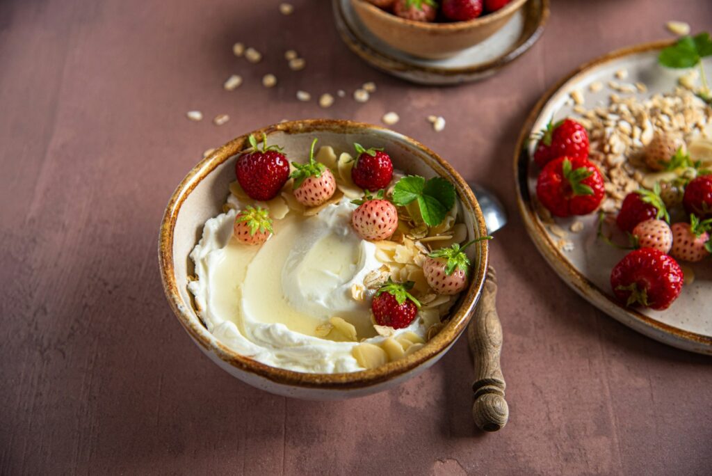 Kom yoghurt met aardbeien als eiwitrijk tussendoortje