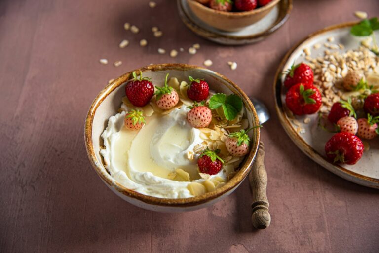 Kom yoghurt met aardbeien als eiwitrijk tussendoortje