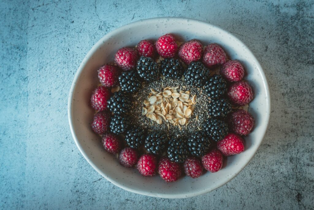 Kom havermout met vers fruit als vezelrijk ontbijt