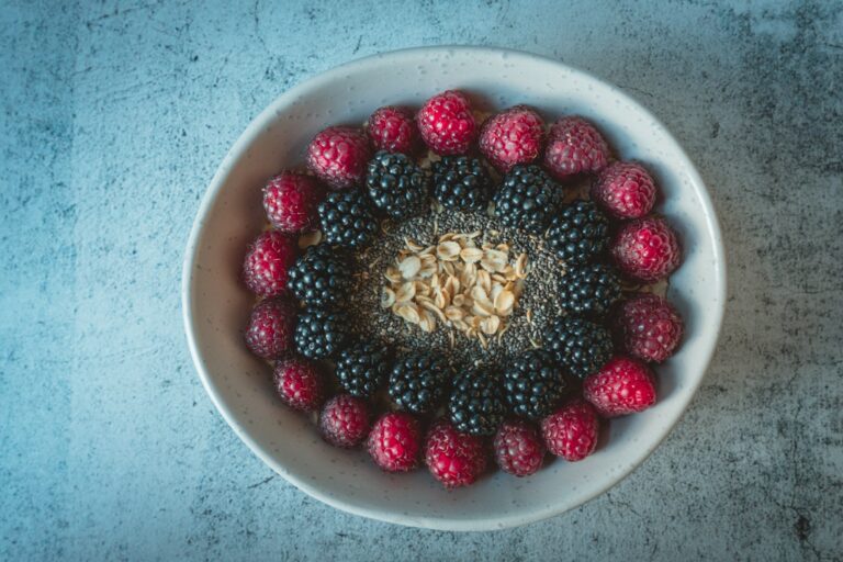 Kom havermout met vers fruit als vezelrijk ontbijt
